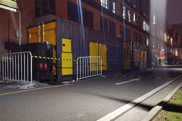 隆尧柴油发电机组的输出电压是如何调节的？